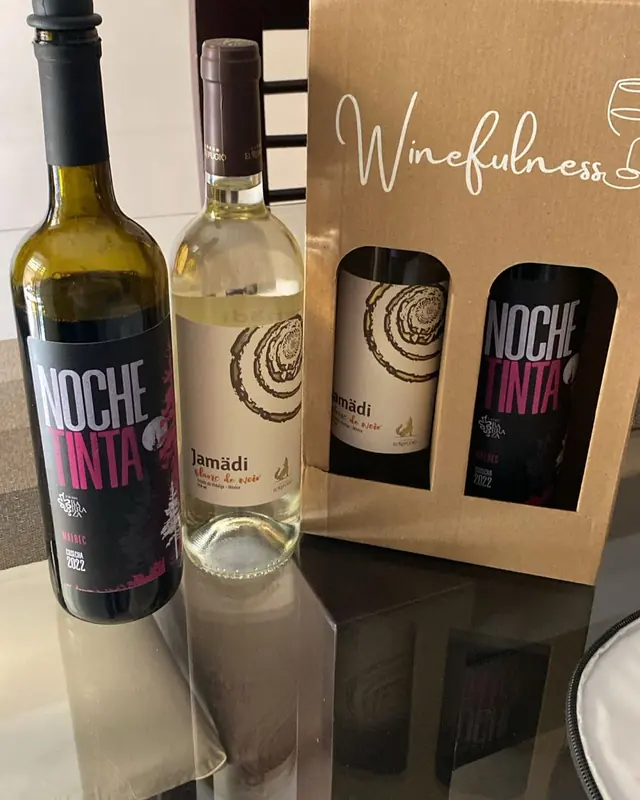 Dos botellas del club, una chihuahuense y una internacional