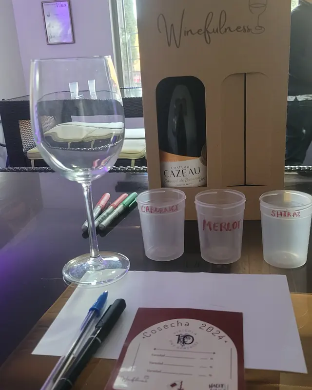 Copa de vino blanco junto a la caja del club