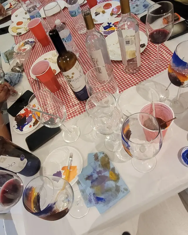 Mesa con copas y botellas durante una cata en grupo